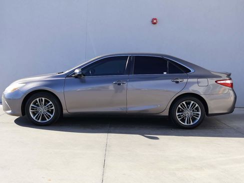 Used 2016 Toyota Camry SE image 2