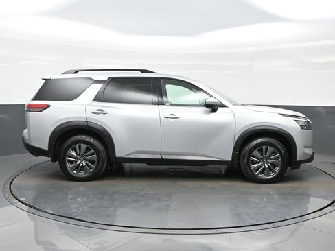 Used 2023 Nissan Pathfinder SV AWD/4WD image 7