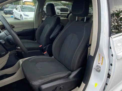 Used 2022 Chrysler Voyager LX FWD image 14
