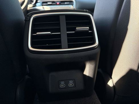 Used 2025 Genesis G70 2.5T image 17