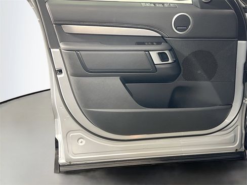 Certified 2024 Land Rover Discovery Dynamic SE image 18