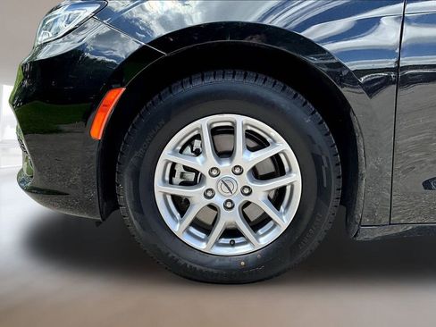 Used 2024 Chrysler Pacifica Touring-L FWD image 31