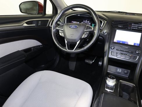 Used 2020 Ford Fusion SE w/ Equipment Group 151A FWD image 9