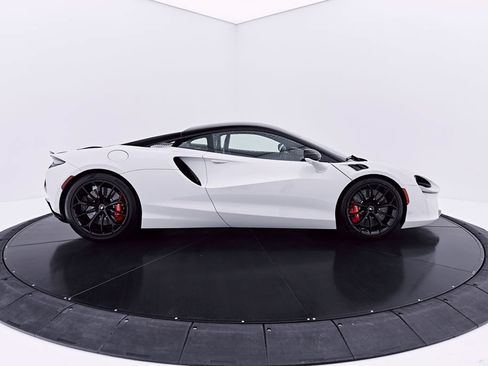 Used 2024 McLaren Artura RWD image 17