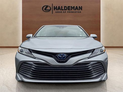 Used 2020 Toyota Camry XLE w/ Sunroof Package image 2