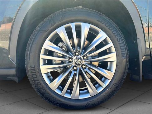 Used 2025 Toyota Highlander Platinum image 10