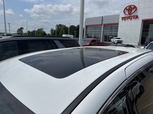 Used 2024 Chrysler Pacifica Limited FWD image 3