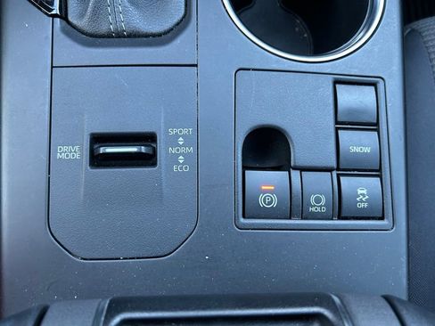 Used 2023 Toyota Highlander LE FWD image 28