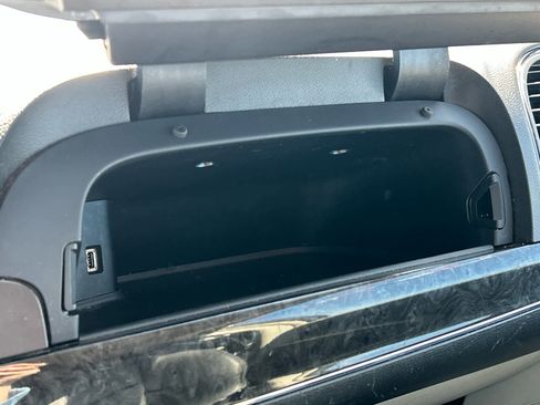Used 2015 Chrysler Town & Country Touring FWD image 38