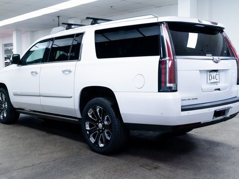 Used 2019 Cadillac Escalade ESV Premium Luxury image 4