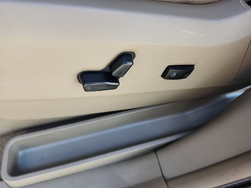 Used 2015 Chrysler Town & Country Touring-L w/ Driver Convenience Group FWD image 25