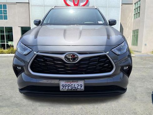 Certified 2024 Toyota Highlander XLE FWD image 3