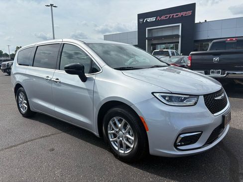 Used 2026 Chrysler Pacifica Select FWD image 1