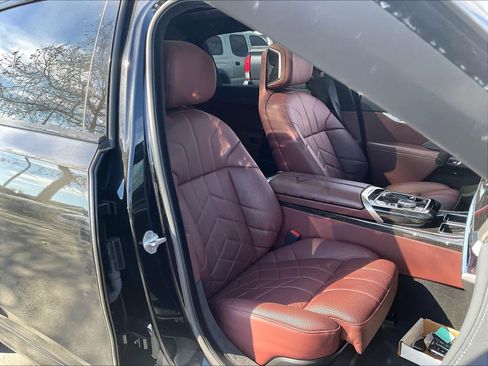 Used 2025 BMW 740i 740i w/ Premium Package image 10