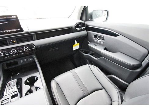 New 2025 Honda Pilot Touring image 10