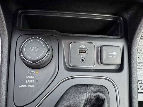 Used 2019 Jeep Cherokee Latitude Plus w/ Cold Weather Group image 19