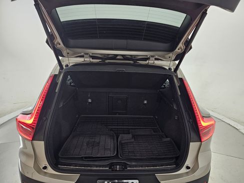 Used 2023 Volvo XC40 B5 Plus image 24