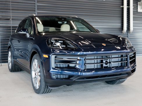 Used 2025 Porsche Cayenne S image 7