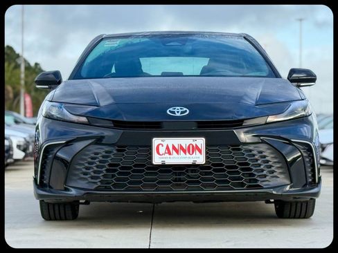 Used 2025 Toyota Camry SE FWD image 4