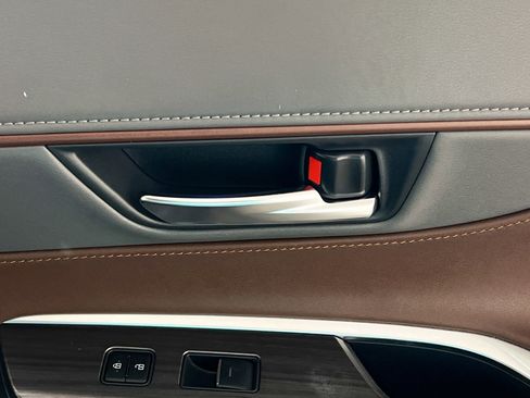 Used 2022 Toyota Venza XLE image 32