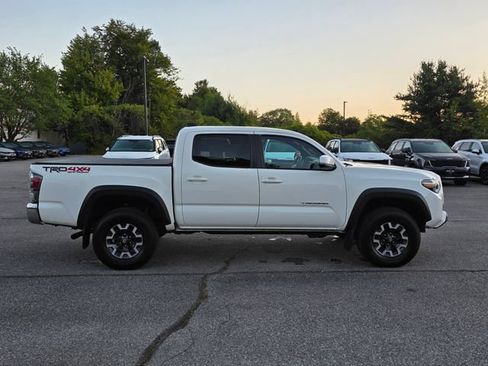 Used 2022 Toyota Tacoma TRD Off-Road AWD/4WD image 9