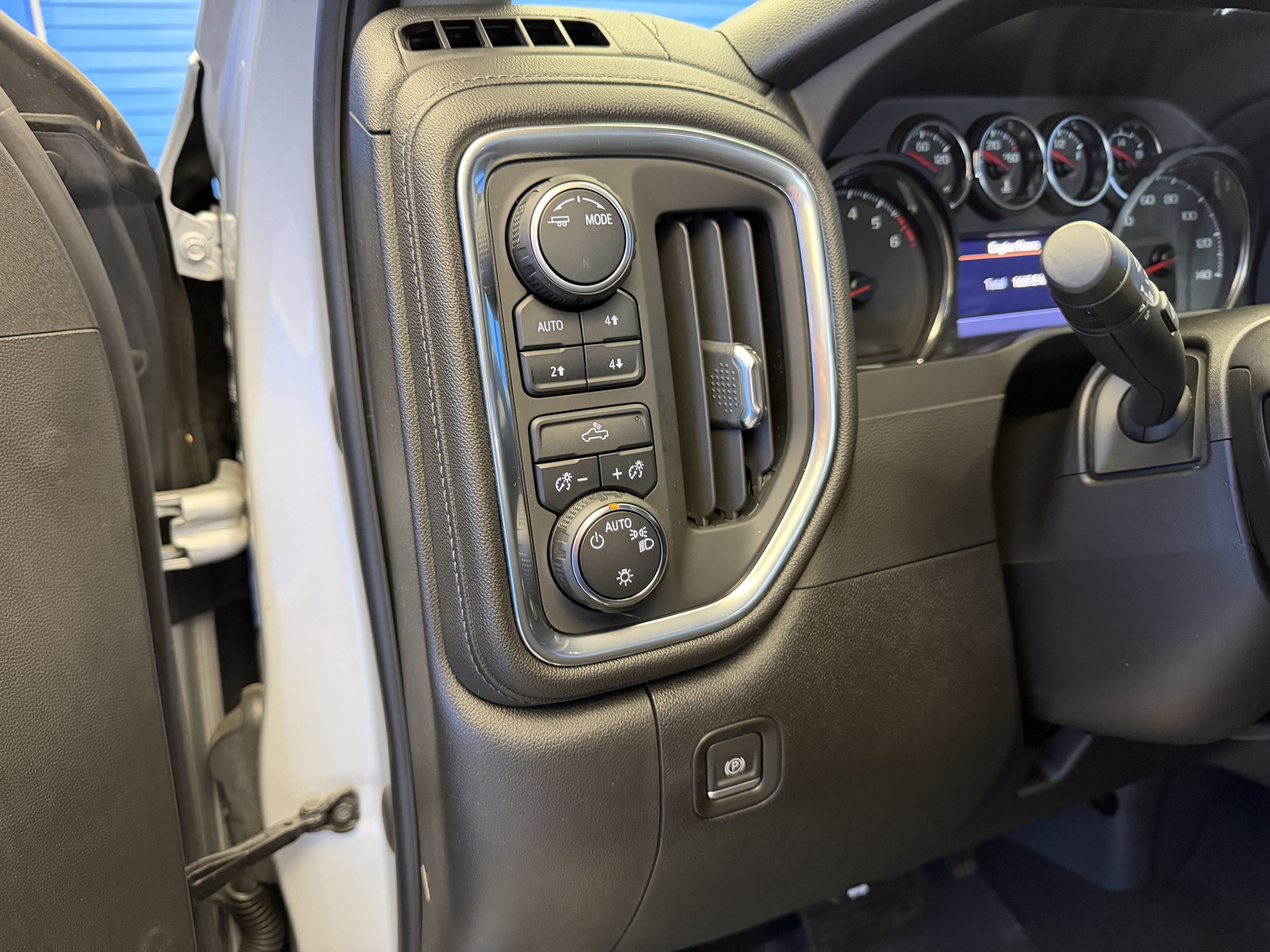 Used 2022 Chevrolet Silverado 1500 LT AWD/4WD image 14