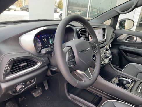 New 2026 Chrysler Pacifica Limited w/ Uconnect Theater Family Group image 10