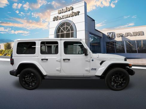 Used 2025 Jeep Wrangler Unlimited Sahara AWD/4WD image 2