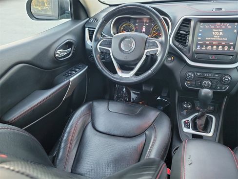 Used 2018 Jeep Cherokee Trailhawk image 10