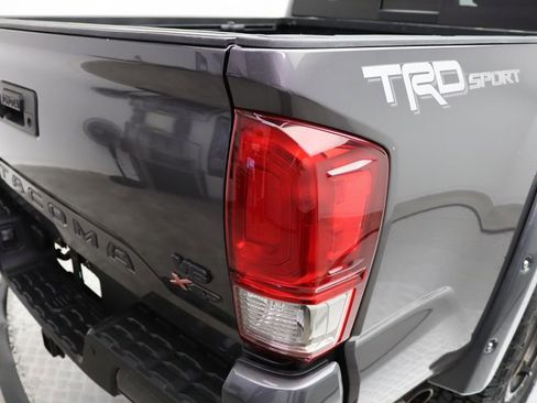 Used 2017 Toyota Tacoma TRD Sport image 9