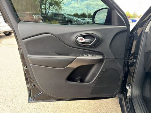 Used 2021 Jeep Cherokee Latitude Plus w/ Sun & Sound Group FWD image 9