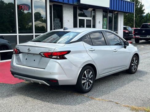 Used 2021 Nissan Versa SV image 3
