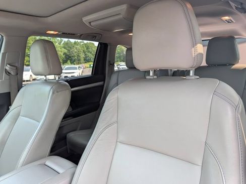 Used 2018 Toyota Highlander XLE AWD/4WD image 11