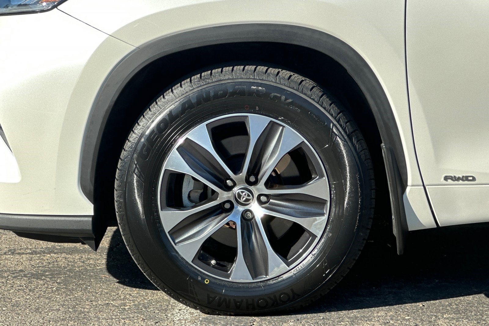 Used 2020 Toyota Highlander XLE AWD/4WD image 37