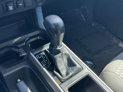 Certified 2022 Toyota Tacoma SR5 AWD/4WD image 23