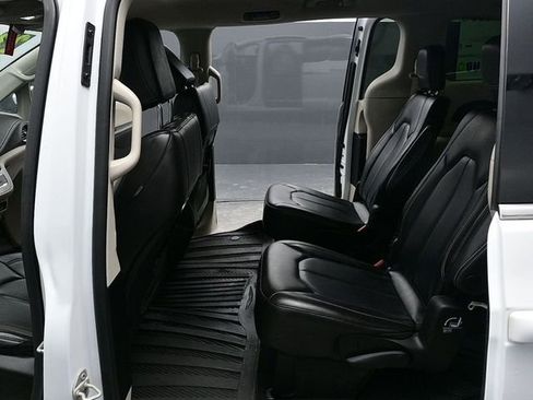 Used 2023 Chrysler Pacifica Touring-L image 23