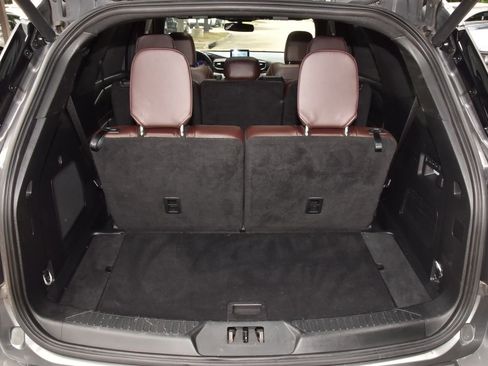 Used 2023 Ford Explorer Platinum w/ Technology Package RWD image 38