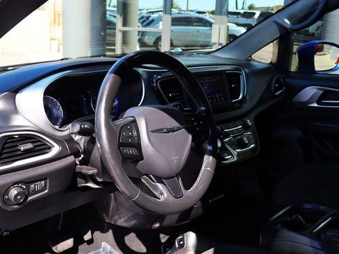 Used 2020 Chrysler Pacifica Touring w/ S Appearance Package FWD image 42