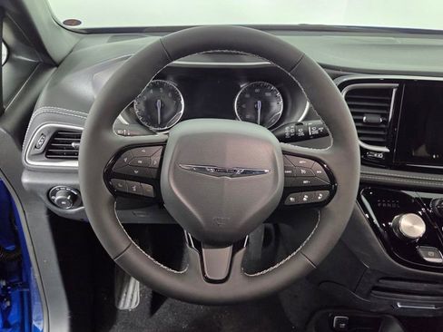 New 2026 Chrysler Pacifica Select image 16
