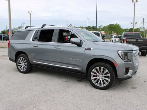 Used 2021 GMC Yukon XL Denali w/ Denali Premium Package AWD/4WD image 13