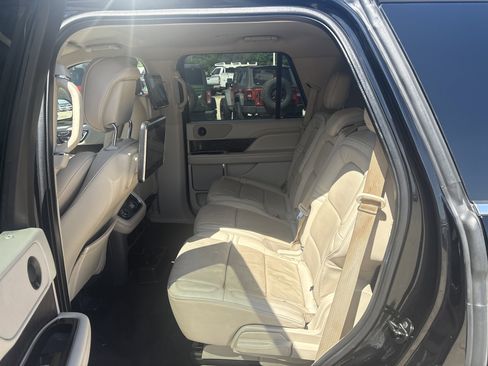 Used 2018 Lincoln Navigator Select w/ Technology Package RWD image 9