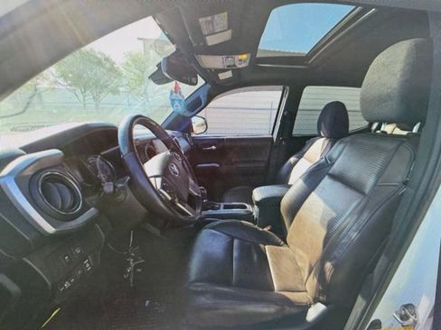 Used 2020 Toyota Tacoma Limited image 3