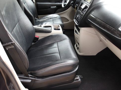 Used 2013 Chrysler Town & Country Touring FWD image 18