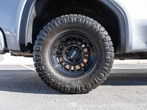 Used 2025 GMC Sierra 1500 SLE w/ X31 Off-Road Package AWD/4WD image 13