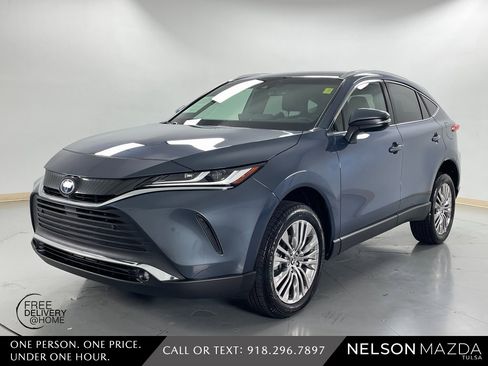 Used 2023 Toyota Venza XLE image 1