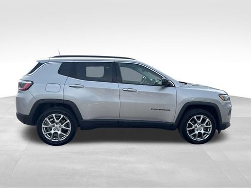 Used 2022 Jeep Compass Latitude AWD/4WD image 5