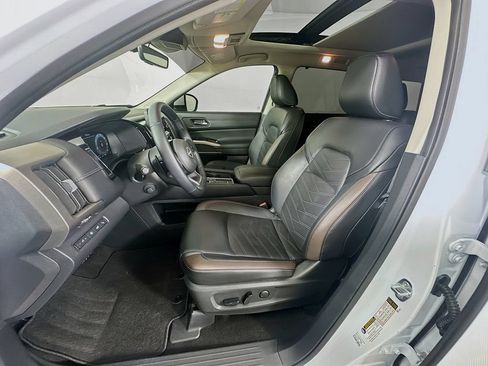 Used 2025 Nissan Pathfinder Platinum FWD image 21