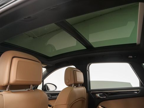 Certified 2025 Porsche Macan image 38