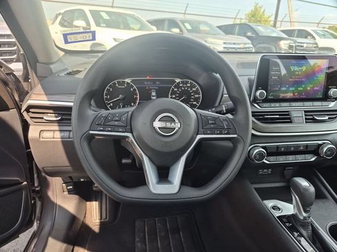 Used 2025 Nissan Altima 2.5 SV FWD image 22