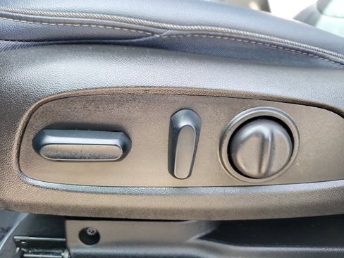 Used 2022 Chevrolet Bolt EUV LT w/ Convenience Package image 19